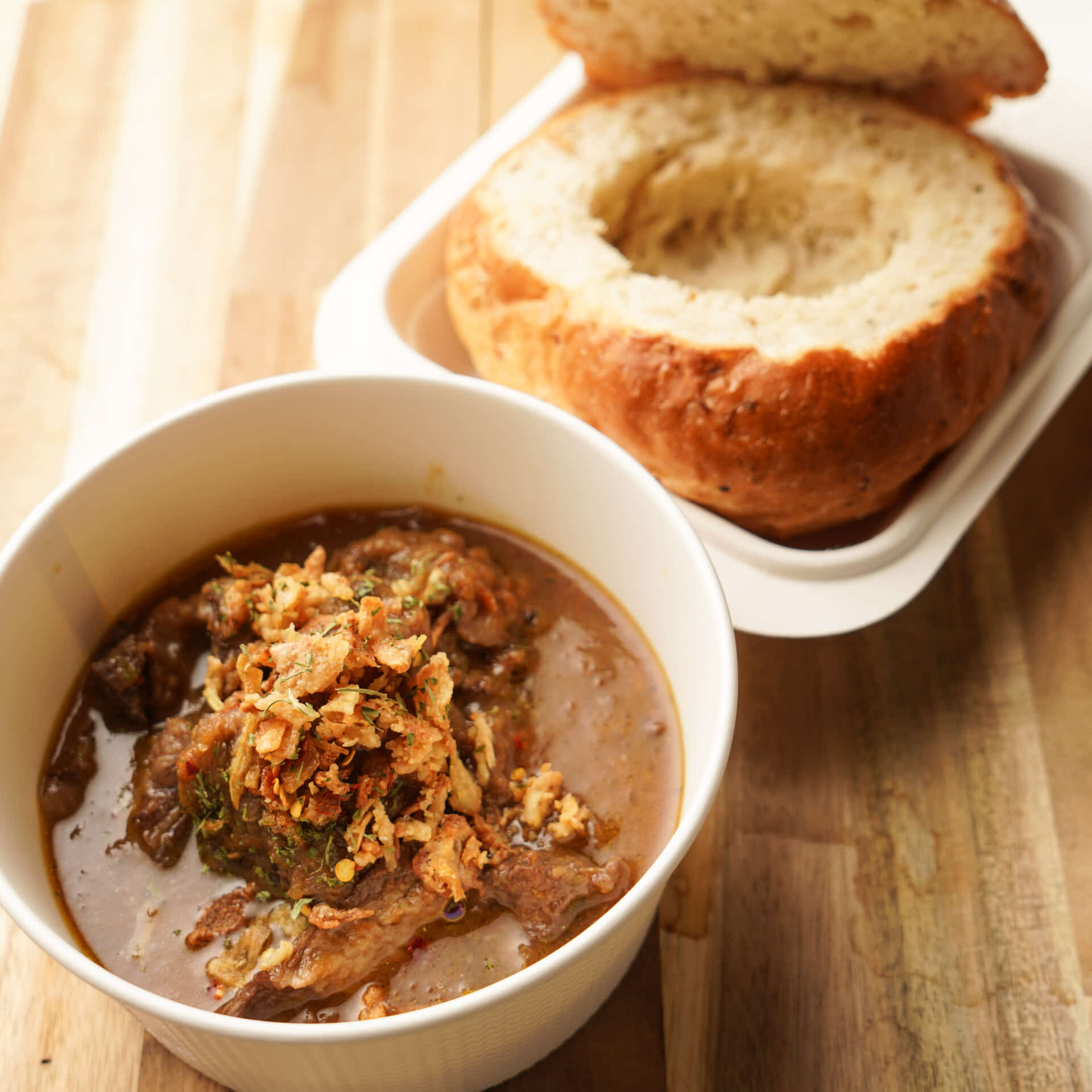 和牛スジ肉の赤ワイン煮込みポットパン